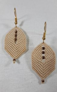 Beige macrame earring with beads 
