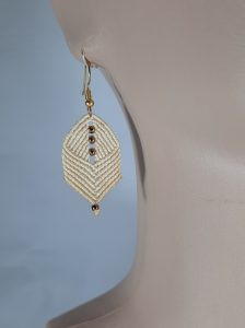 Beige macrame earring with beads 