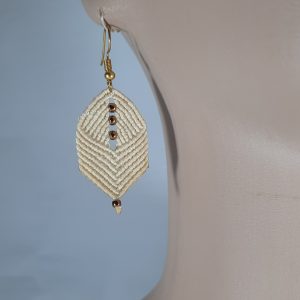 Beige macrame earring with beads